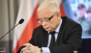 Jarosław Kaczyński przysypia na konferencji prasowej. Co może oznaczać senność w ciągu dnia?