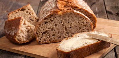 Producenci chleba i masła prognozują skok cenowy tych produktów. Ile zapłacimy za bochenek i kostkę już grudniu?