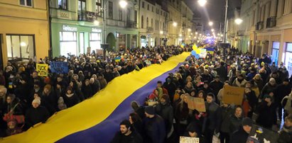 Łódź przeszła w proteście przeciwko inwazji rosyjskiej na Ukrainę. Gigantyczną flagę Ukrainy uszyli... Turcy