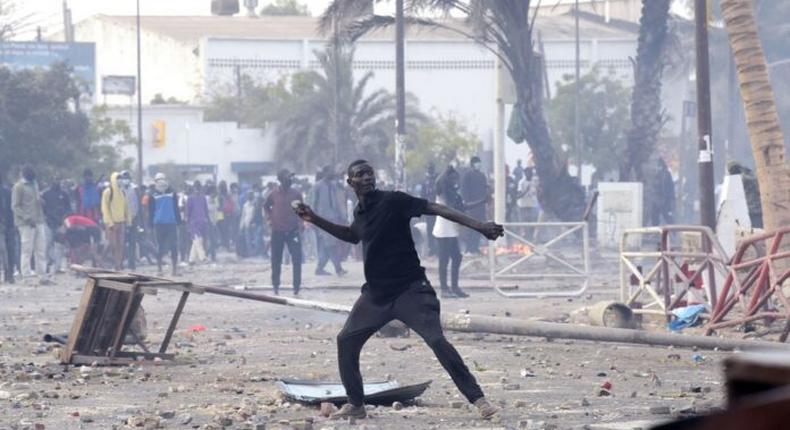 (Illustration) un manifestant lance des pierres au policiers - place de la Nation - Dakar/Senegal