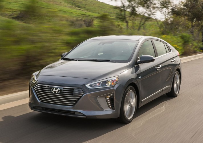 Segment D – marki popularne
Segment ten nie jest wybitnie popularny wśród polskich kierowców wybierających auta hybrydowe. Ilość rejestracji w okresie od stycznia do czerwca 2017 roku wyniosła w sumie 241 sztuk. Najpopularniejszym modelem hybrydowym okazał się Hyundai IONIQ – 107 rejestracji. Ceny tego modelu zaczynają się według cennika podstawowego od 105 900 zł. Na drugim miejscu uplasowała się Toyota Prius (ceny od 119 tys. zł) z wynikiem na poziomie 90 rejestracji, następnie kosztujący od 131 tys. zł Ford Mondeo (33 rejestracje) i Volkswagen Passat (11 rejestracji), którego ceny za wersję hybrydową zaczynają się od 176 tys. zł.