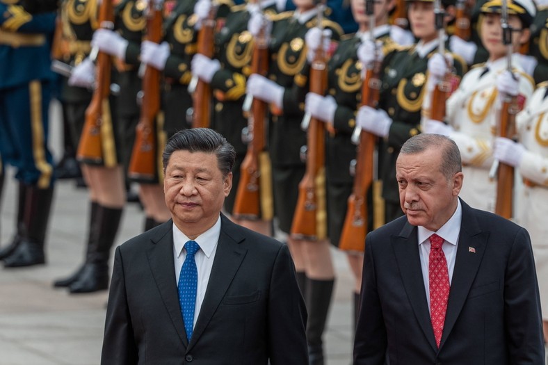 Xi Jinping (po lewej) i Recep Tayyip Erdogan (po prawej) przeprowadzają inspekcję warty honorowej podczas ceremonii powitalnej w Wielkiej Hali Ludowej w Pekinie, Chiny, 2 lipca 2019 r.