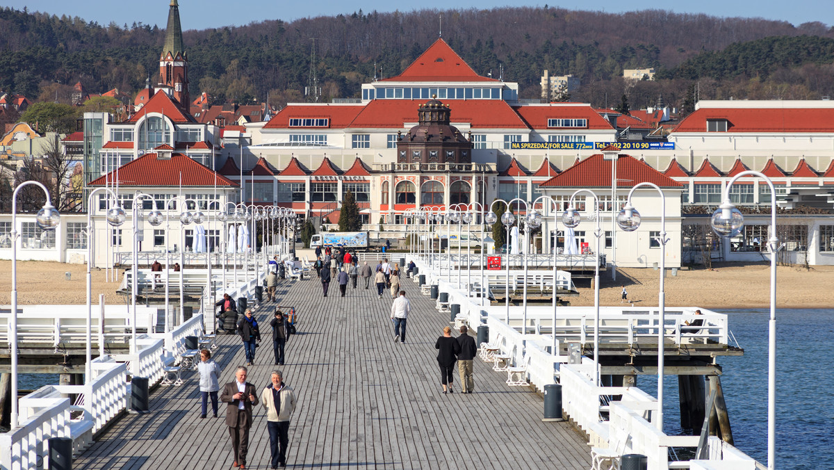 Od 29 kwietnia więcej zapłacimy za wejście na sopockie molo. Jak tłumaczy najemca pomostu Kąpielisko Morskie Sopot, ma to związek ze szkodami, jakie wyrządziły jesienno-zimowe sztormy oraz wzrostem kosztów ochrony molo nocą. O sprawie informuje portal trojmiasto.pl.