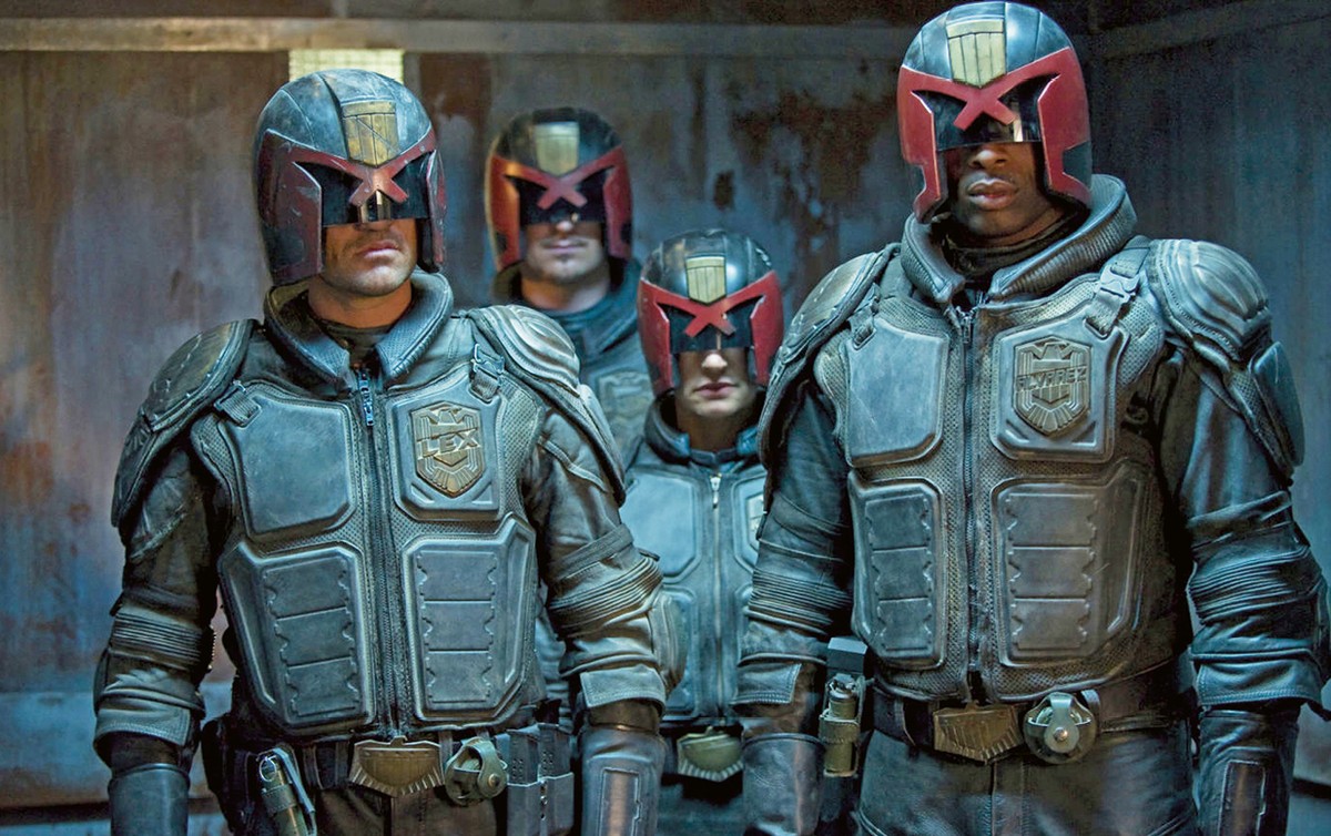 Sędzia Dredd to jeden z najsłynniejszych w popkulturze stróżów prawa z przyszłości. Kadr z filmu „Dredd” (2012)