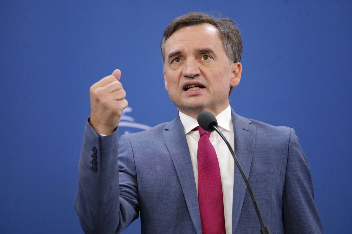 Poseł Prawa i Sprawiedliwości, były minister sprawiedliwości i prokurator generalny Zbigniew Ziobro podczas konferencji prasowej w Sejmie w Warszawie