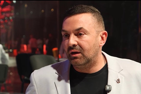 Poznati voditelj video našu pevačicu bez šminke i pomešao je sa KAFE KUVARICOM Kasnije shvatio šta se desilo: "Samo se nasmejala"