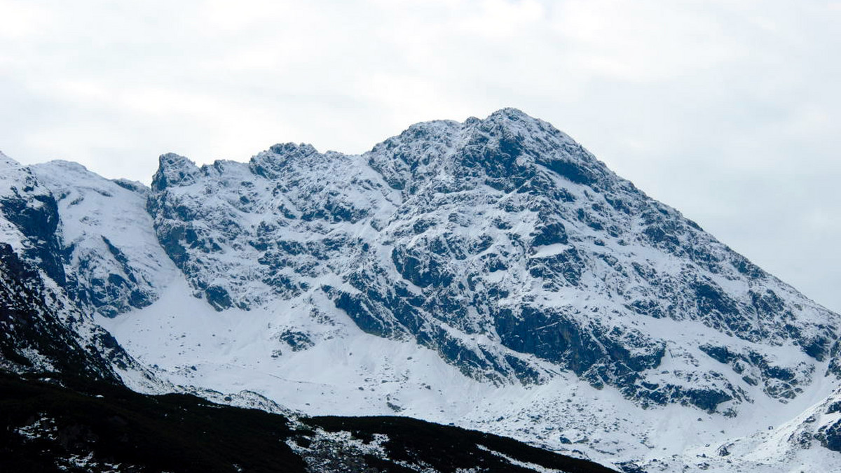 Świeży śnieg spadł w nocy ze środy na czwartek w Tatrach. Na Kasprowym Wierchu leży 10 cm białego puchu - informuje Wysokogórskie Obserwatorium Meteorologiczne. Wycieczki w wysokie partie Tatr w takich warunkach wymagają zimowego doświadczenia górskiego.