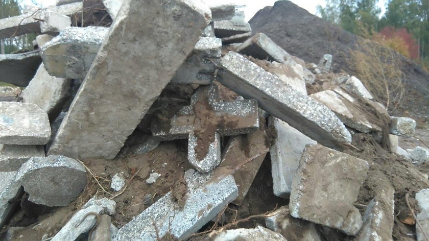 Zniszczone nagrobki na wysypisku w Krośnie Odrzańskim