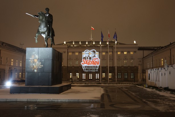 Grafika z wizerunkiem uwięzionych polityków PiS na fasadzie pałacu