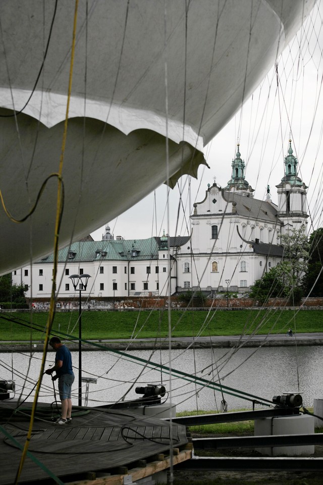 BALON WIDOKOWY MONTOWANY NA BULWARACH WISLANYCH W OKOLICY HOTELU FORUM