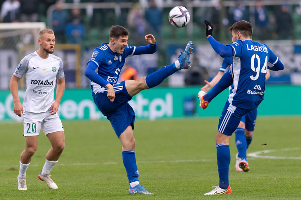 Zawodnik Warty Poznań Szymon Czyż (L) oraz Damian Michalski (C) i Dusan Lagator (P) z Wisły Płock podczas meczu 15. kolejki piłkarskiej Ekstraklasy