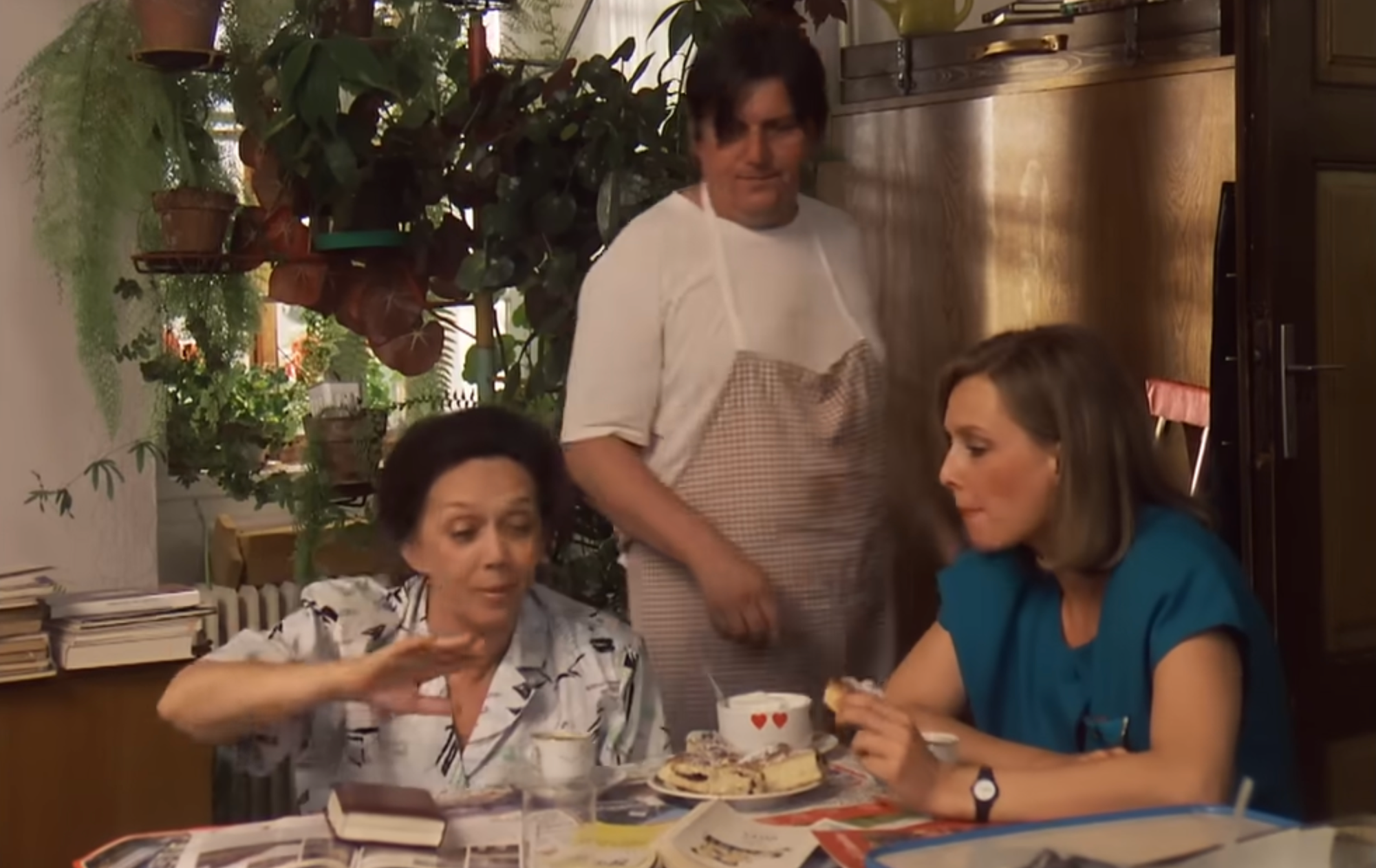 Josef Stárek alias doktor Karel Kroupa vo filme Slunce, seno, erotika. 