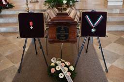 poruszające chwile na pogrzebie edwarda linde-lubaszenki. uroczystość ma charakter państwowy [foto]