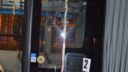 Kockakővel dobták be egy BKV-busz ablakát, egy négyhónapos csecsemő kórházba került – fotók