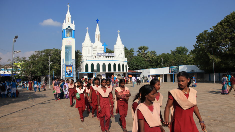W Indiach wielu wyznawców hinduizmu przybywa do sanktuarium Matki Bożej w Velankanni