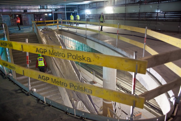 Schody prowadzące na peron stacji Rondo ONZ. Budowa centralnego odcinka II linii metra w Warszawie, 25.04.2014