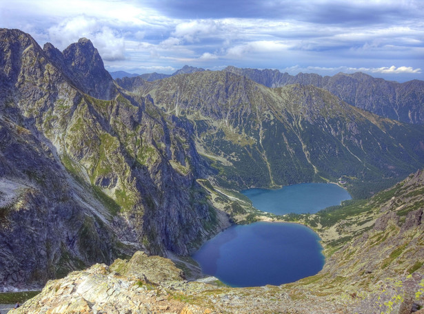 Turyści tłumnie zjechali w Tatry. Pod Giewontem stoją w kolejce