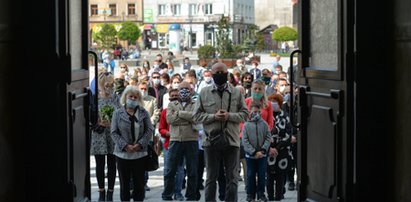 Urodziny Jana Pawła II. Wierni zapomnieli o zasadach bezpieczeństwa