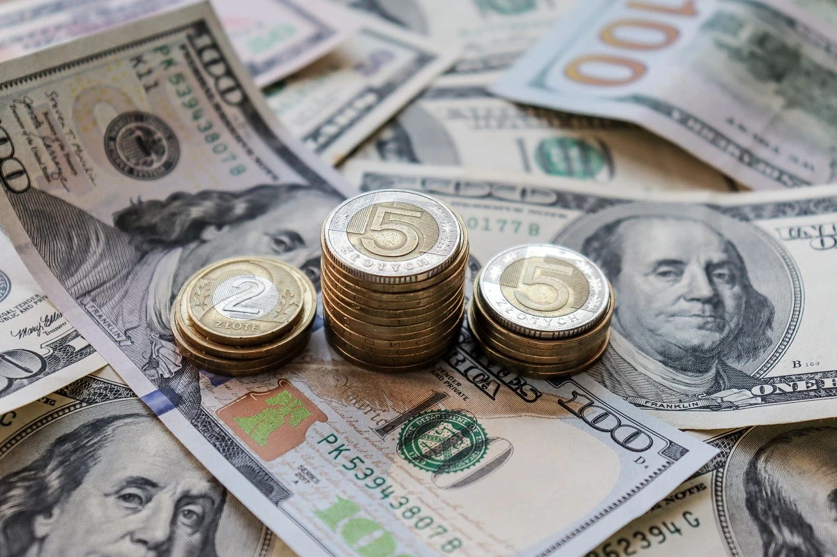 Złoty powraca do gry: co się dzieje z dolarem i euro? Najnowsze doniesienia z rynku walut