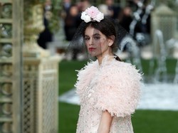 16-letnia córka Cindy Crawford na wybiegu Chanel. Dorównuje urodą mamie?