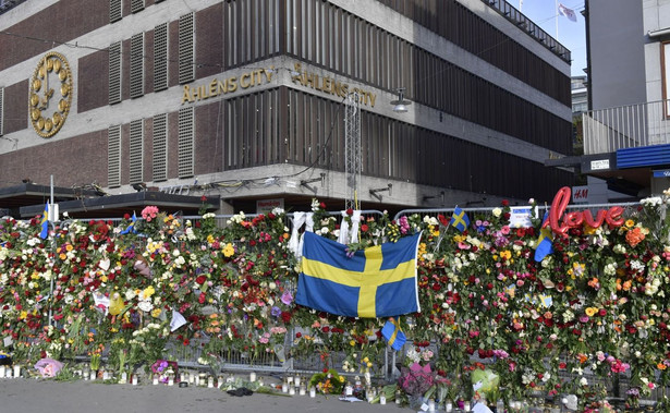 Szwedzi oburzeni. Dom towarowy, w który wbił się ciężarówką terrorysta, ogłosił wyprzedaż uszkodzonych produktów