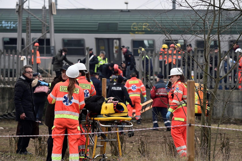 Tragiczny wypadek pociągu pod Mediolanem. Dwie osoby zginęły, ponad 100 rannych