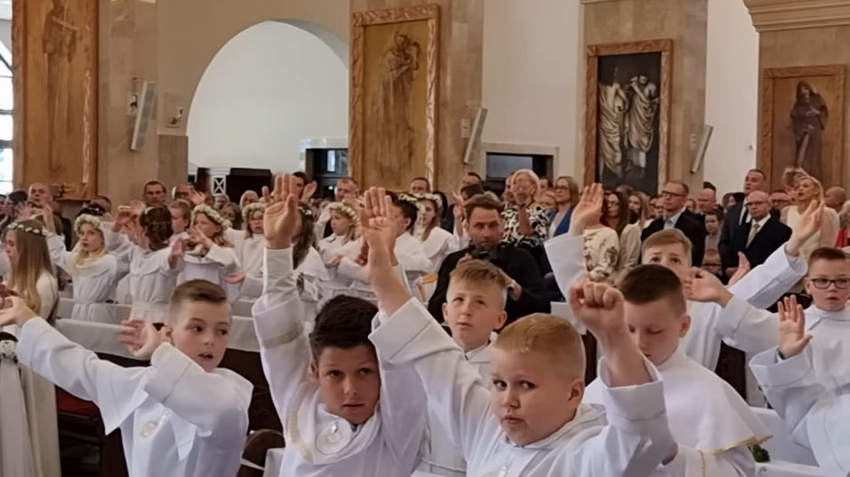Dzieci z Gorzowa wzruszyły wykonaniem pieśni podczas pierwszej komunii świętej