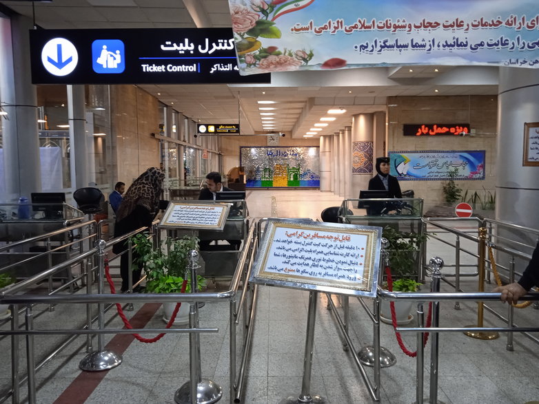 Odprawa pasażerów do pociągu Fadak na dworcu Meszhed Kontrola biletów i wejście na peron ma charakter podniosłej uroczystości