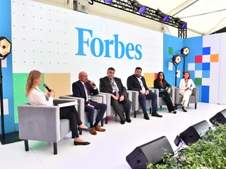 Na zdjęciu od lewej: Magda Krukowska, Forbes Polska, Robert Chciuk, dyrektor Departamentu Gospodarki Odpadami w Ministerstwie Klimatu i Środowiska, Tomasz Kurpiewski, Sustainability Senior Manager w McDonald's Polska, Michał Michalski, Współwłaściciel, Miklan-Ryza, Agnieszka Sznyk, prezeska INNOWO, Dorota Włoch, prezes Zarządu ENERIS Ekologiczne Centrum Utylizacji.