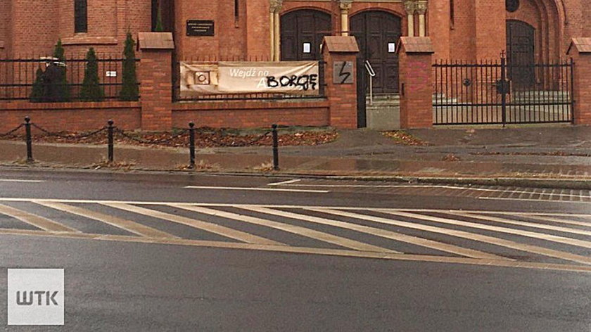Poznań: Ktoś namalował na murach kościoła błyskawicę i zniszczył baner