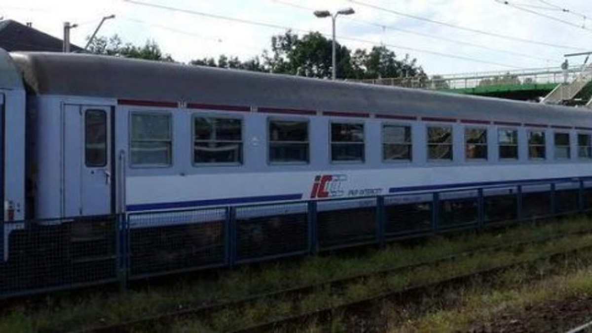 PKP Intercity pozbywa się starego taboru, każdy może stanąć w przetargu na kupno złomowanych wagonów. Cena wywoławcza to 450 złotych za tonę. Oferty można składać do 8 marca - informuje portal mmszczecin.pl.