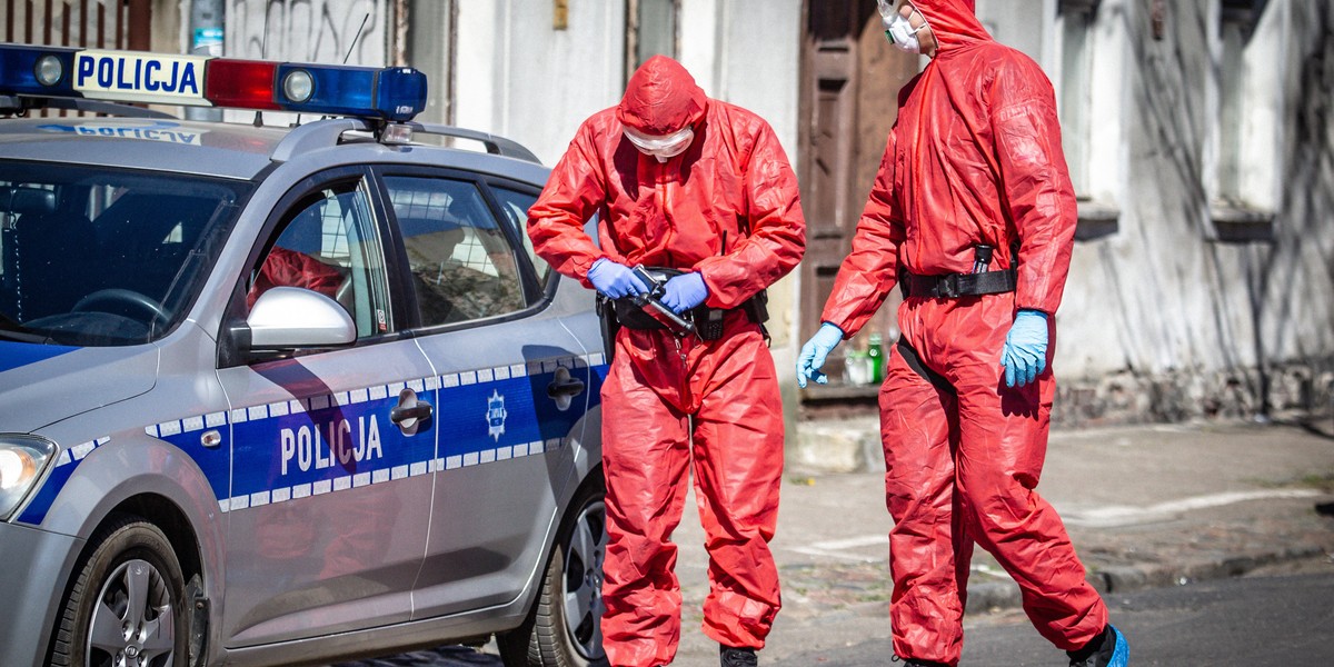 Kwarantannę nakłada sanepid na te osoby, które mogły być narażone na zakażenie. Obecnie trwa ona 10 dni. Na zdjęciu: patrol policji w czasie epidemii koronawirusa.