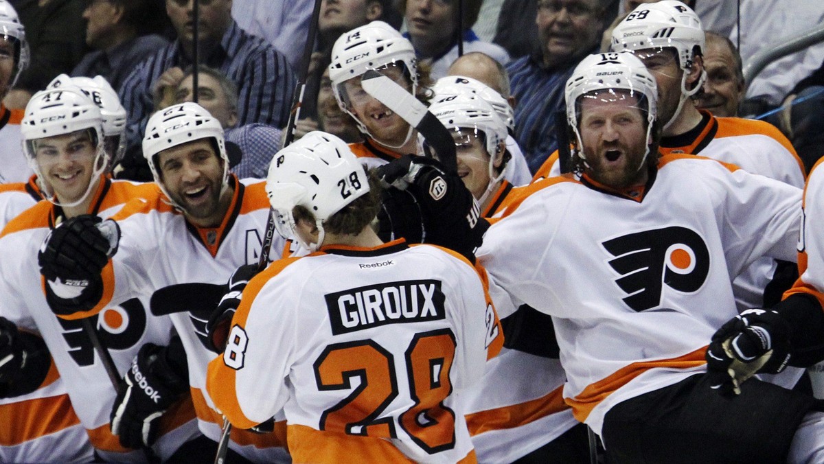 Los Angeles Kings i Philadelphia Flyers powtórzyły swoją dobrą postawę z pierwszych meczów i po raz drugi ograli faworytów w postaci Vancouver Canucks i Pittsburgh Penguins. Dwóch zawodników zaliczyło hat trick, byli nimi Claude Giroux i Sean Couturier z Flyers