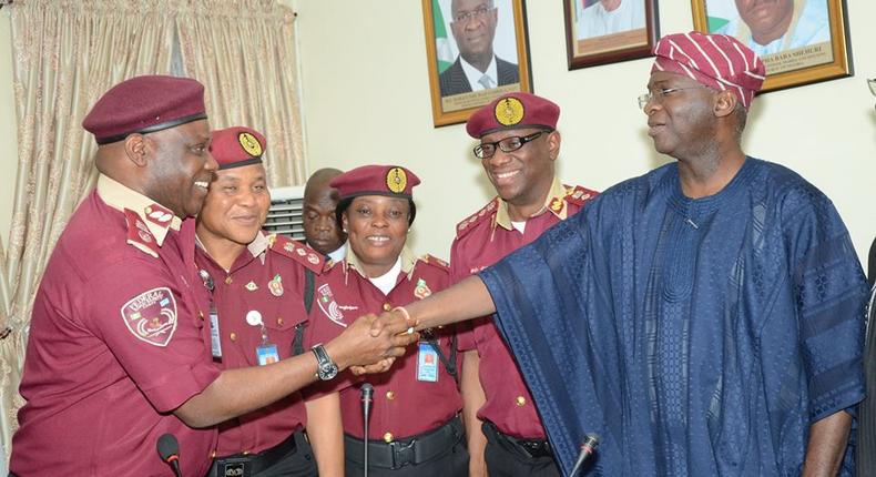 The Corps Marshal of the Federal Road Safety Corps (FRSC), Boboye Oyeyemi and members of the of the corps during their courtesy visit to the Minister of Works and Housing, Babatunde Fashola in 2015. (LIB)