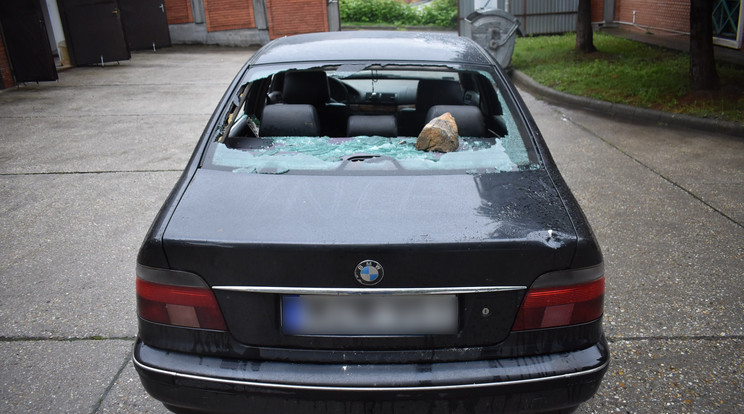 Az autó alaposan megsínylette a vitát  /Fotó: Police.hu