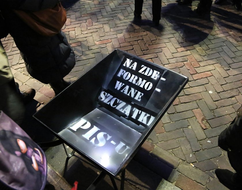 PiS i KOD idą przez Warszawę