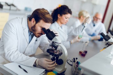 Önkéntesekkel és pénzadománnyal száll be a Pfizer a koronavírus elleni harcba