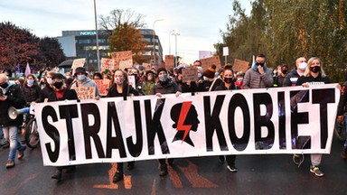 Strajk Kobiet uhonorowany przez radnych Wrocławia. "Legitymizacja aktów wandalizmu"