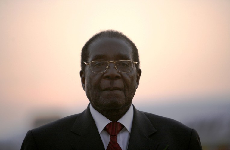 <b>Prezydent Zimbabwe Robert Mugabe - zgromadził 5-10 mld dolarów</b><br>Mugabe rządzi Zimbabwe od 1987 roku. W tym czasie był wielokrotnie krytykowany za stosowanie represji wobec opozycyjnych działaczy, posłów oraz niezależnych dziennikarzy. <br>
Mugabe oskarżany jest też o łamanie praw własności prywatnej, a konkretnie o wielokrotne próby odbierania ziemi białym farmerom. <br>
Nieograniczona władza w państwie pozwoliła prezydentowi i jego rodzinie przejąć najatrakcyjniejsze grunty w Zimbabwe i zgromadzić miliardy dolarów.