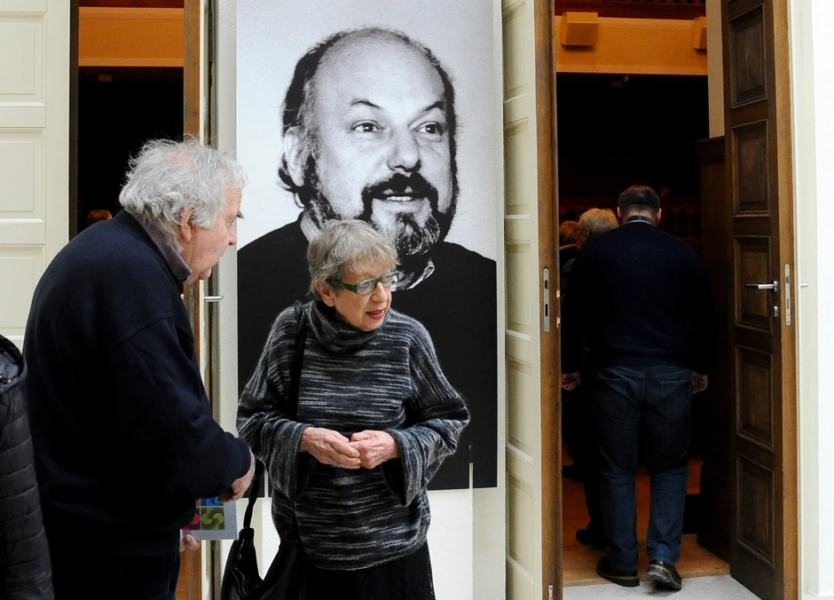 Predrag Pega Popović i Bojana Marijan, supruga Dušana Makavejeva, na komemoraciji Makavejevu u Kinoteci