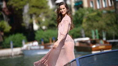 Izabel Goulart w dwóch stylizacjach - która lepsza?