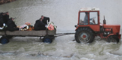 Wożą zmarłych furmanką przez rzekę