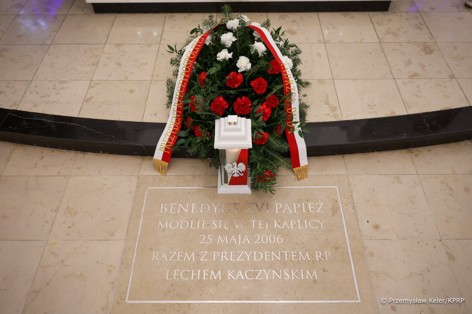 W kaplicy Pałacu Prezydenckiego złożono wieniec i zapalono znicz przy tablicy upamiętniającej wizytę Papieża Benedykta XVI w Polsce i modlitwę w tym miejscu