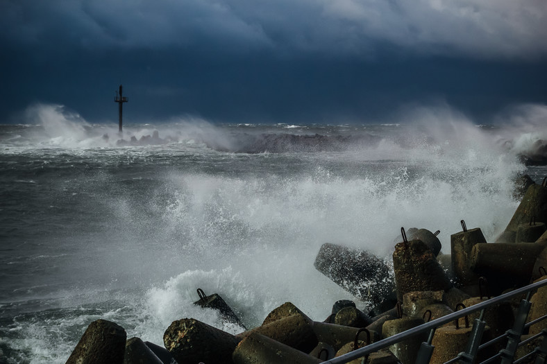 Silny wiatr przyczynił się do sztormu na Bałtyku.