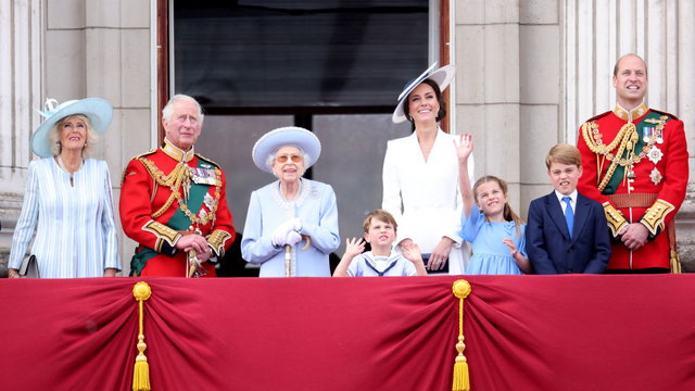 Közös fotó jelent meg Károly királyról, Kamilla királynéról és a walesi hercegi párról 