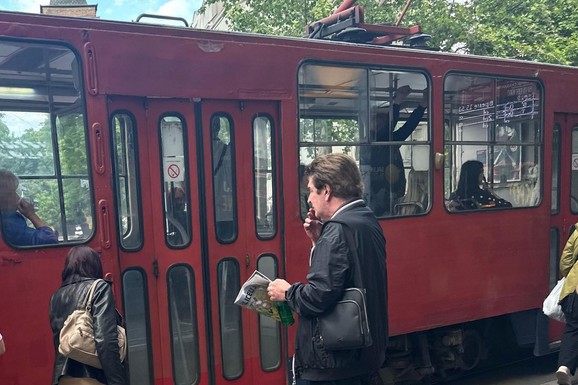 NAŠ PEVAČ PRODAVAO EŠARPE U KNEZ MIHAILOVOJ Stekao ogromnu popularnost, a sada živi normalnim životom i vozi se tramvajem po Beogradu