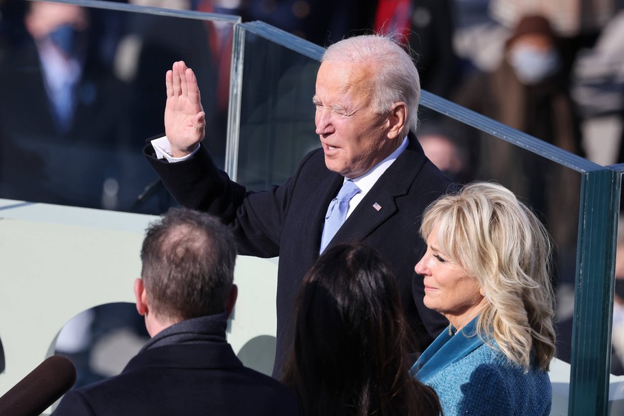 Joe Biden został formalnie zaprzysiężony na 46. prezydenta USA. Teraz w czasie swojej prezydentury zamierza wpompować w amerykańską gospodarkę ogromne pieniądze.