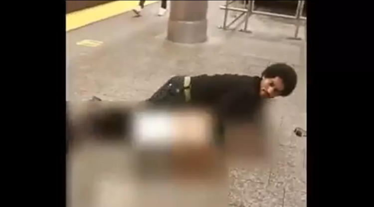 Fényes nappal, a metróperonon akart megerőszakolni egy nőt a kanos férfi - Videó