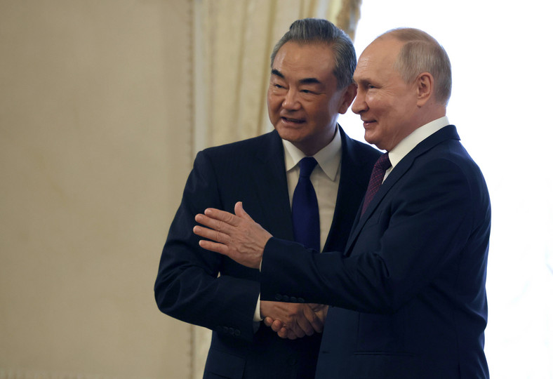 Wang Yi i Władimir Putin podczas spotkania w Sankt Petersburgu, Rosja, 20 września 2023 r.
