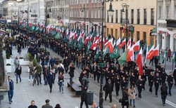 ONR maszerował w Warszawie. Pojawili się Obywatele RP, interweniowała policja. "Wstydźcie się!", "Kogo bronicie?" [ZDJĘCIA]